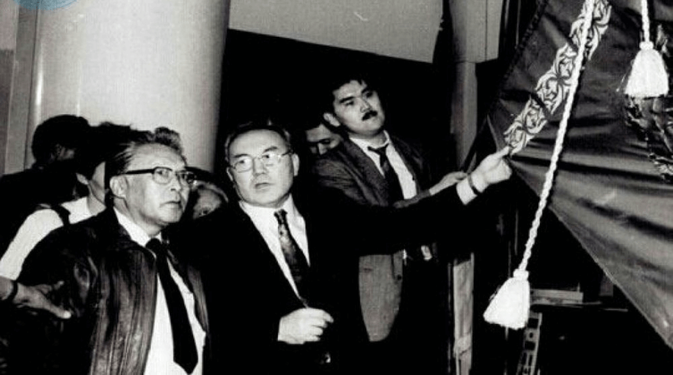 Қазақстан Республикасының Тұңғыш Президенті Нұрсұлтан Назарбаевпен алғашқы Мемлекеттік рәміздердің жобаларын талқылау сәті