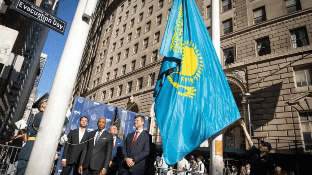 Нью-Йорк қаласындағы Wall Street алаңындағы салтанатты рәсімде Қазақстан Республикасының Мемлекеттік Туы, 2024 жыл